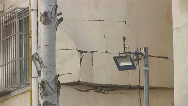 一場(chǎng)大風(fēng)過后,銀川一小區(qū)外墻保溫層大面積脫落!