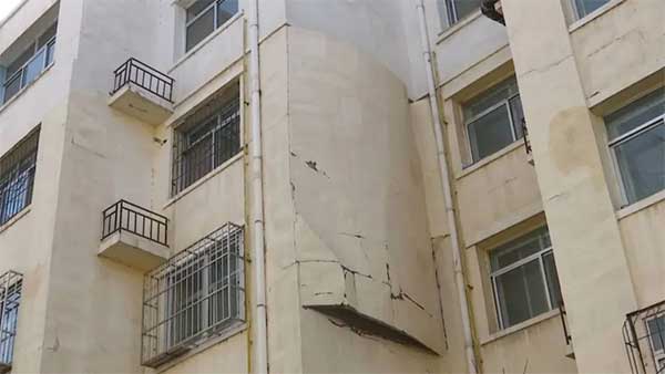 一場(chǎng)大風(fēng)過后,銀川一小區(qū)外墻保溫層大面積脫落!