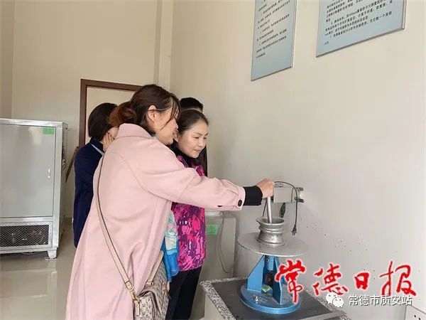 常德市采取“雙隨機(jī)、一公開(kāi)”,抽檢22家預(yù)拌砼、預(yù)拌砂漿生產(chǎn)企業(yè)