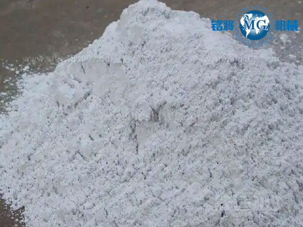 膩?zhàn)臃鄣姆N類有哪些，膩?zhàn)臃鄣呐浞? /> 
</p>
　　<strong>膩?zhàn)臃鄣姆N類有哪些</strong><br />
　　1、按照國(guó)家標(biāo)準(zhǔn)分<br />
　　一般型膩?zhàn)臃郏╕型）：其可用于多種場(chǎng)所，但是這種場(chǎng)所是要求不耐水的，一般可有數(shù)雙飛粉、纖維素以及淀粉膠組成。<br />
　　耐水性膩?zhàn)臃郏∟型）：用于有要求耐水的場(chǎng)所，其必須具有一定的耐水性，吸潮性等要求，其一般有雙飛粉、水泥、灰鈣粉、有機(jī)膠粉、以及保水劑組成。<br />
　　2、按照使用屬性分<br />
　　內(nèi)墻膩?zhàn)樱簝?nèi)墻膩?zhàn)拥男阅芤蠓浅５母撸浔仨氝_(dá)到健康環(huán)保的性能才能使用，一般不可用于外墻。<br />
　　外墻膩?zhàn)樱和鈮δ佔(zhàn)訉?duì)性能方面要求較高，其需要一定的防水、抗風(fēng)、防曬性能，對(duì)于環(huán)保度方面可適當(dāng)?shù)慕档汀?br />
　　3、按照性能分<br />
　　彈性膩?zhàn)樱菏且环N用于填縫的膩?zhàn)樱錉顟B(tài)與厚糨糊類似。因具有一定的伸縮率，因此成為“彈性膩?zhàn)印薄?br />
　　防水膩?zhàn)樱菏且环N以丁基橡膠為主料,加夕、大量增粘劑和填充劑,按一定工藝制成的密封膩?zhàn)印?br />
　　耐水膩?zhàn)樱菏翘刂改苓_(dá)到《建筑室內(nèi)用膩?zhàn)印?JG/T3049-1998)標(biāo)準(zhǔn)中N型，也即耐水型膩?zhàn)訕?biāo)準(zhǔn)的一類膩?zhàn)印?br />
　　柔性膩?zhàn)樱簝?yōu)質(zhì)水泥、填料、合成聚合物和精選添加劑等配制而成，按膩?zhàn)拥娜嵝院头浪阅艿牟煌譃槠胀ㄐ屯鈮δ佔(zhàn)印⑷嵝钥沽涯佔(zhàn)印⑷嵝孕屯鈮δ佔(zhàn)雍头浪屯鈮δ佔(zhàn)印?br />
　　4、按形式分<br />
　　非成品膩?zhàn)樱浩渲傅氖菦](méi)有說(shuō)生產(chǎn)標(biāo)準(zhǔn)、沒(méi)有包裝以及沒(méi)有質(zhì)量保證體系的膩?zhàn)赢a(chǎn)品，一般是在施工現(xiàn)場(chǎng)有工人進(jìn)行配料的混合進(jìn)行制成的膩?zhàn)印Ｍ瑫r(shí)還有另外一種膩?zhàn)樱湓诨旌戏哿戏矫鎿碛幸欢ǖ臉?biāo)準(zhǔn)，但是還是需要在現(xiàn)場(chǎng)進(jìn)行調(diào)配，也可以便列為非成品膩?zhàn)印?br />
　　成品膩?zhàn)樱撼善纺佔(zhàn)又傅氖菗碛泻侠淼幕旌嫌昧稀⑦M(jìn)行機(jī)械化的生產(chǎn)，避免了傳統(tǒng)的人工混合進(jìn)行的差錯(cuò)。其具有綠色環(huán)保、無(wú)毒無(wú)味的特點(diǎn)，可兌水便可以使用，才做飯恩長(zhǎng)的方便，工藝簡(jiǎn)單，為裝修節(jié)省了一定的時(shí)間。<br />
　　<strong>膩?zhàn)臃鄣呐浞?/strong><br />
　　1.普通膩?zhàn)臃叟浞?br />
　　滑石粉200目：1000kg、膨潤(rùn)土10kg、纖維素25kg、淀粉膠10kg<br />
　　2.防霉膩?zhàn)臃叟浞?br />
　　滑石粉200目：1000kg、膨潤(rùn)土10kg、纖維素25kg、淀粉膠10kg、防霉殺菌劑0.5kg<br />
　　3.耐水膩?zhàn)臃叟浞?br />
　　灰鈣500kg、重鈣500kg、纖維素3.5kg<br />
　　4.石膏及膩?zhàn)臃叟浞?br />
　　石膏400kg、重鈣600kg、纖維素2kg、緩凝劑4kg<br />
　　5.石膏及含沙膩?zhàn)臃叟浞?br />
　　石膏400kg、硅砂600kg、纖維素2kg、緩凝劑1.5kg<br />
<p>
	　　看了以上內(nèi)容之后，相信大家對(duì)于膩?zhàn)臃鄣姆N類和配方已經(jīng)有所了解，如果想要生成膩?zhàn)臃鄣脑挘托枰?gòu)買成套的膩?zhàn)臃墼O(shè)備了。
</p>
<p style=